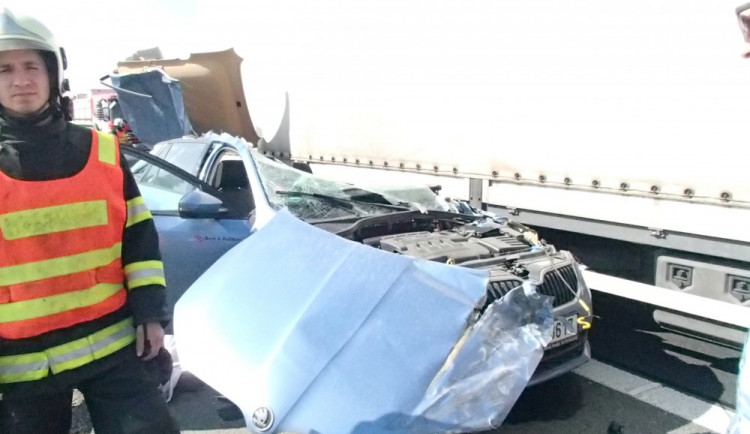 U Nemilan došlo ke smrtelné dopravní nehodě, řidič s osobním autem narazil do stojícího náklaďáku