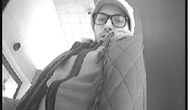 Policie pátrá po muži, který okradl v olomouckém květinářství seniorku. Nepoznáte ho?