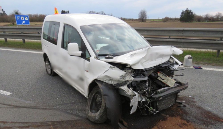 Řidič na D46 příliš spěchal, v rychlosti nezvládl zatáčku a zastavil se o svodidla