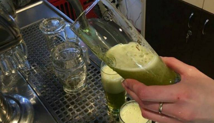 Ideální jídlo pro dnešní den? Špenát, hrách nebo zelí, k tomu zelené pivo