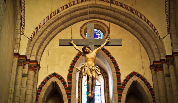 Křesťané si připomínají ukřižování Ježíše Krista. Velký pátek je opět státním svátkem