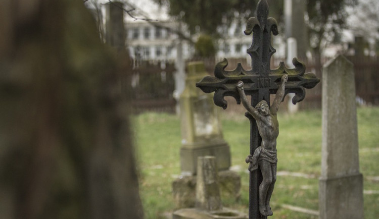 FOTOREPORT: Válka kosí všechny, vojenský hřbitov v Černovíře je toho smutným mementem