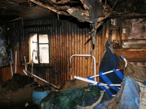 FOTO: Uzení v Cholině skončilo požárem celé dřevěné kůlny