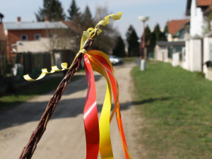 Pohlazení pomlázkou na Velikonoční pondělí má přinést jarní svěžest