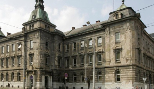 Zloděj vykradl kliniku v centru města, odnesl si trezor s desítkami tisíc