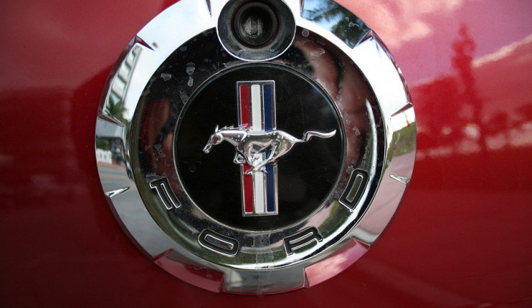 Zloděj se vloupal do zaparkovaného Fordu Mustang, způsobil škodu přes padesát tisíc korun