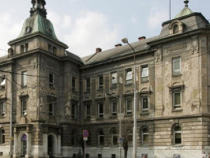 Zloděj vykradl kliniku v centru města, odnesl si trezor s desítkami tisíc