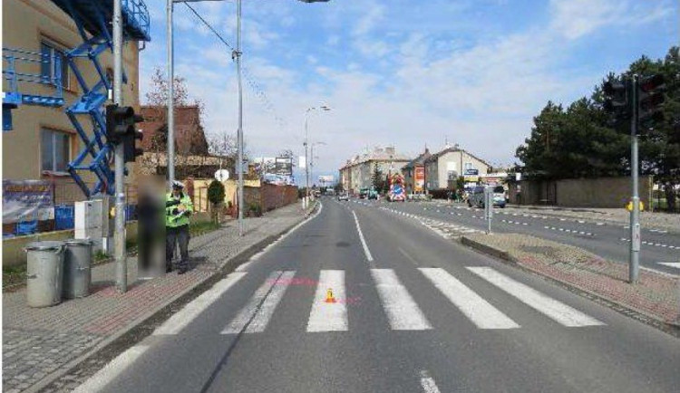 Řidič jel na červenou a málem přejel chodkyni na přechodu. Policie hledá svědky