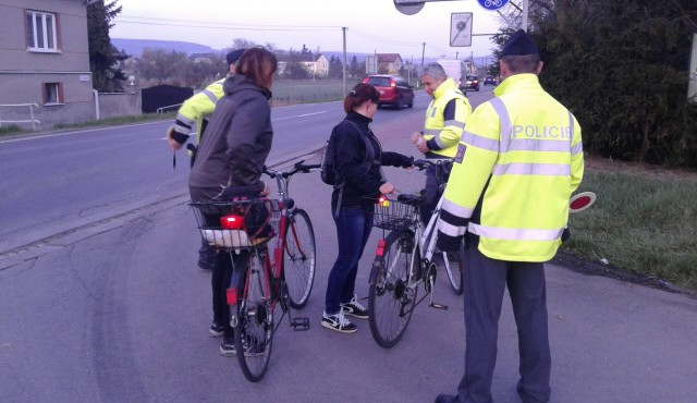 Policie se ve čtvrtek zaměřila na cyklisty, kontrolovala vybavenost kola i reflexní prvky