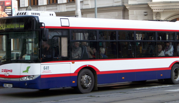 Cyklista dal pěstí řidiči autobusu, protože stál na křižovatce na přechodu pro chodce