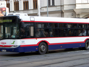 Cyklista dal pěstí řidiči autobusu, protože stál na křižovatce na přechodu pro chodce