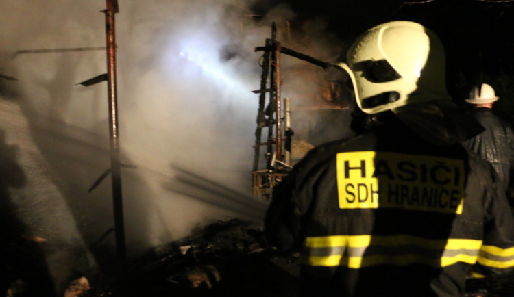 VIDEO: V Miloticích hořel statek, požár hasiči likvidovali několik hodin