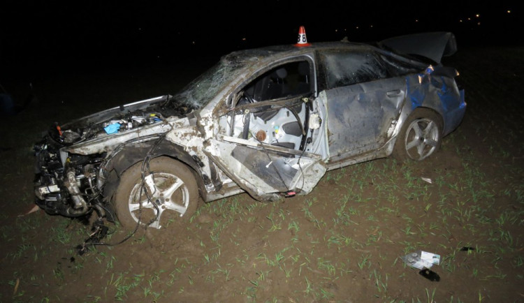 Opilý muž nezvládl u Sudkova své auto, s těžkými zraněními byl převezen do nemocnice