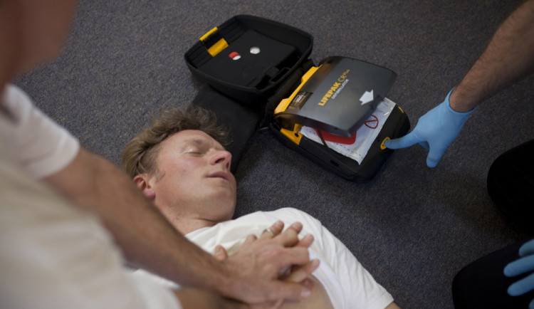 Záchranáři prohlubují spolupráci s hasiči, dostanou defibrilátory pro neodkladnou první pomoc