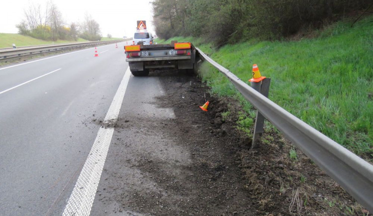 Na dálnici u Prostějova se v jízdě oddělil od náklaďáku přívěs, zastavil se o svodidla