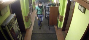 VIDEO: Dvojice Rumunů okradla v baru muže o mobil, později se s ním ještě poprali v centru města