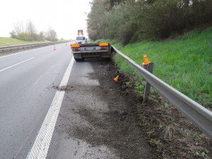 Na dálnici u Prostějova se v jízdě oddělil od náklaďáku přívěs, zastavil se o svodidla