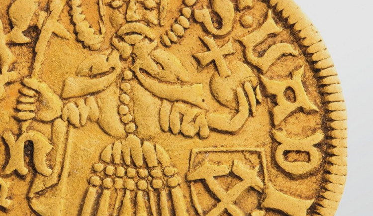 Vlastivědné muzeum vystavuje unikátní zlatý poklad, který byl nalezen na šibeničním vrchu u Uničova