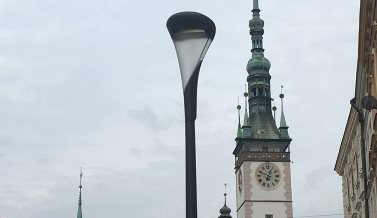 Město výměnou lamp na Horním náměstí porušilo autorská práva. Architektovi má zaplatit 100 tisíc
