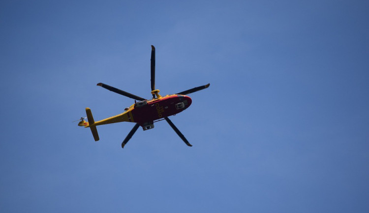 Muž narazil se svým autem do stromu, s těžkými zraněními zůstal ve vozidle zaklíněn