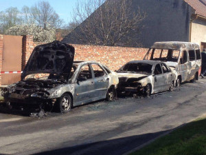 FOTO: Hasiči ráno hasili čtyři hořící auta, není vyloučeno, že je někdo úmyslně zapálil