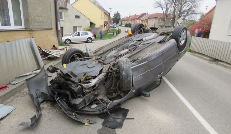 Muž se chvíli nevěnoval řízení, se svou Mazdou se po najetí na chodník ocitl převrácený na střeše