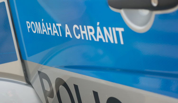 V Kaštanové ulici zmlátil útočník muže teleskopickým obuškem, poté ho okradl o boty a bundu