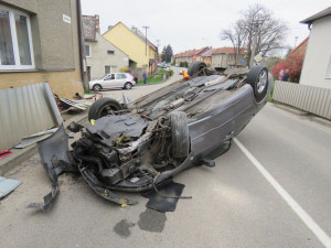 Muž se chvíli nevěnoval řízení, se svou Mazdou se po najetí na chodník ocitl převrácený na střeše