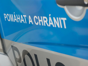 V Kaštanové ulici zmlátil útočník muže teleskopickým obuškem, poté ho okradl o boty a bundu