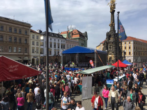 Na Tvarůžkovém festivalu byla okradena maminka s kočárkem, přišla o peněženku a doklady