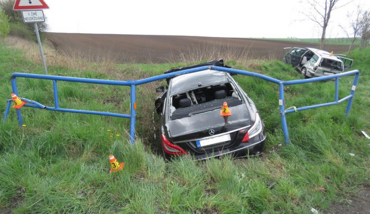 Řidič u křižovatky nerespektoval stopku, smetl ho projíždějící osobák. Skončil s těžkým zraněním