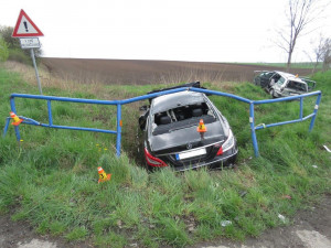 Řidič u křižovatky nerespektoval stopku, smetl ho projíždějící osobák. Skončil s těžkým zraněním