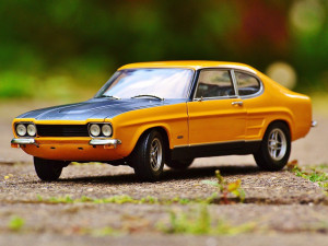 Hrad Helfštýn o víkendu ovládnou modely poválečných aut z Evropy i Ameriky