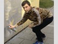VIDEO: Sprejer ve dne ničil fasádu na ulici Palackého, na mobil ho zachytil kolemjdoucí. Poznáte ho?