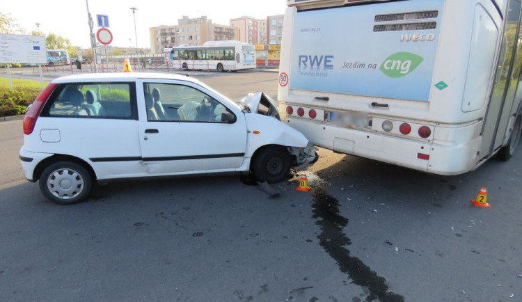 Nepozorná řidička manipulovala za jízdy se stínítkem, narazila do stojícího autobusu