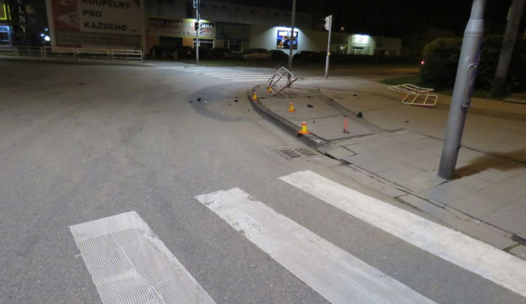 Opilý řidič nezvládl řízení a havaroval v centru města. Policii tvrdil, že se opil až po nehodě