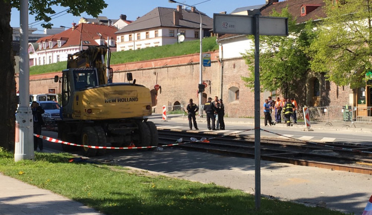 AKTUALIZOVÁNO: Při opravách kolejiště na úseku Okresní soud – Tržnice přejel bagr dělníka