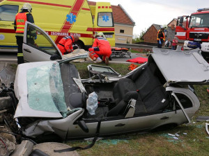 Tragická dopravní nehoda zastavila dopravu na Šternberk, jeden pasažér auta nepřežil