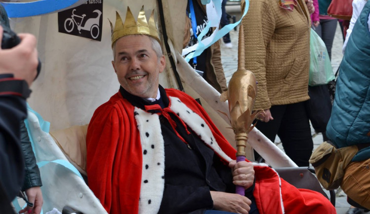 VIDEO: Král Majálesu musí být ještě zhovadilejší, než skuteční vládcové, prohlásil král Marek Eben