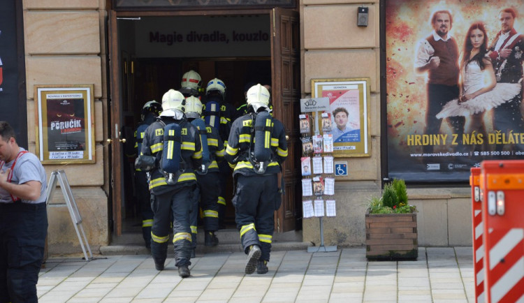 FOTO: Hasiči si dnes dopoledne nacvičovali v Moravském divadle evakuaci zaplněného hlediště