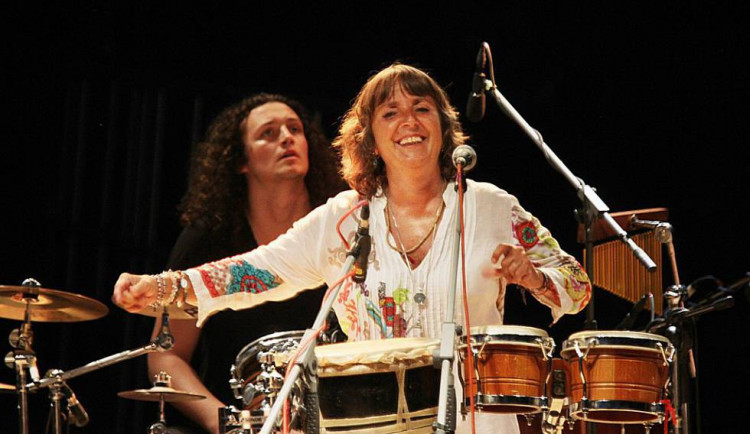 V Divadle na Šantovce vystoupí Bára Hrzánová. Netradičně se svou kapelou a v roli zpěvačky