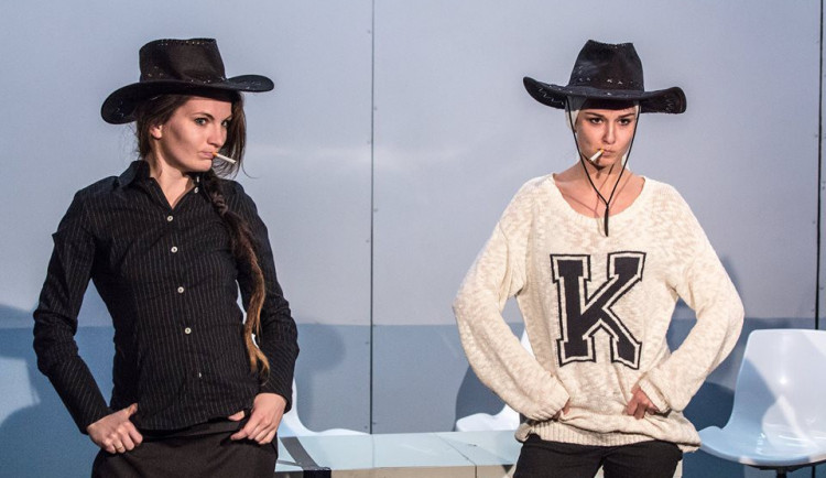 Zítra uvede Divadlo Tramtarie premiéru černé komedie Děkujeme, že zde kouříte!