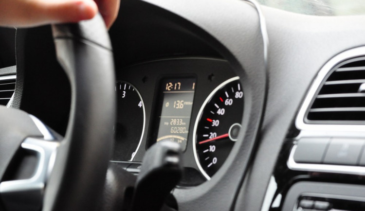 Opilý muž v Transitu ujížděl policistům, poté při vystupování z vozu upadl na cestu