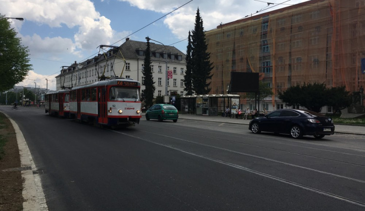 Uzavírka je u konce, úderem jedné hodiny po poledni projedete úsekem Tržnice – Okresní soud