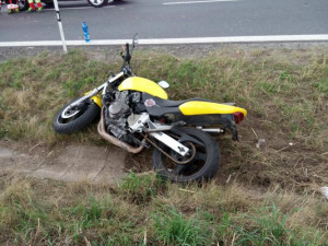 Víkendová vyjížďka motorkáře skončila tragicky, se svým strojem narazil do svodidel