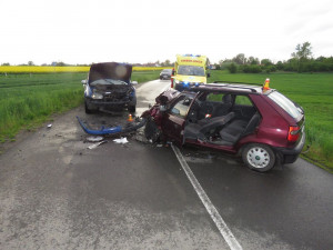 Při hrozivě vypadající nehodě u Měrovic se čelně střetla dvě osobní auta