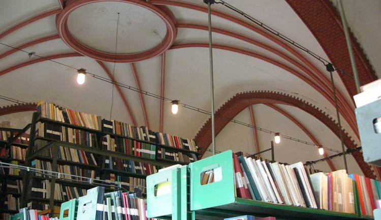 Vydejte se po stopách vědecké knihovny, v úterý můžete nahlédnout i do červeného kostela