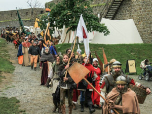 Hrad Helfštýn o víkendu obsadí šermíři