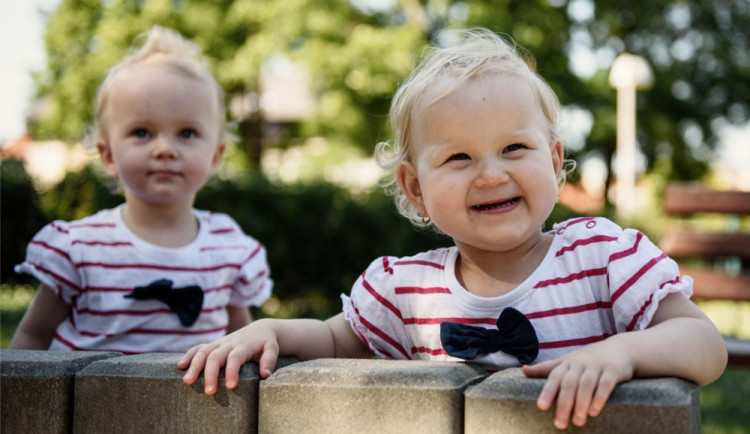 V neděli zahrají Jumping Drums, výtěžek věnují Jůlince s Angelmanovým syndromem. Pomůžete také?