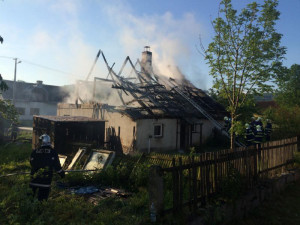 Požár naprosto zničil střechu rodinného domku
